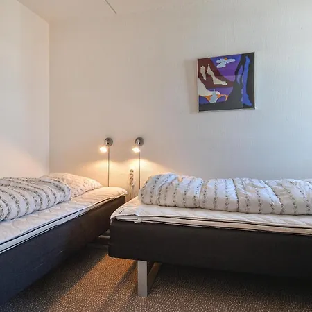 3 Bedroom Awesome In Apartment *