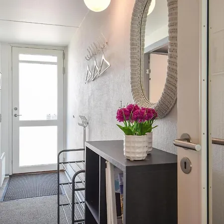 3 Bedroom Awesome In Apartment *
